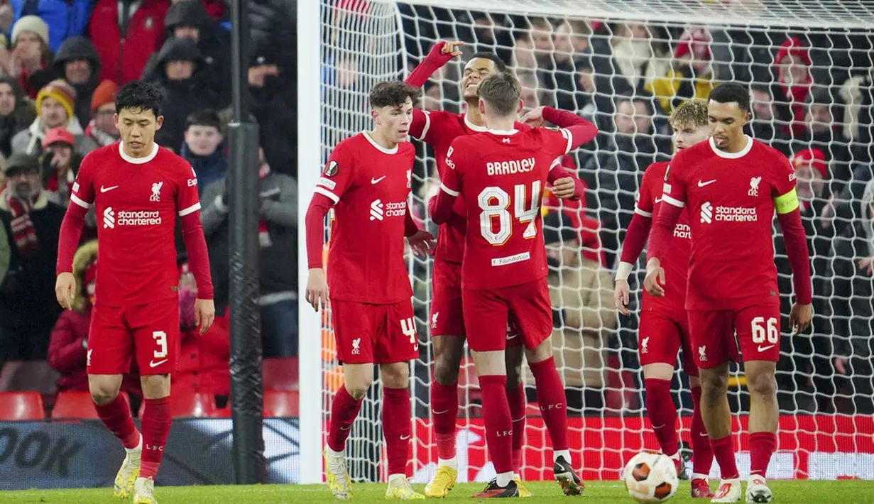 Penyerang Liverpool, Cody Gakpo, melakukan selebrasi setelah mencetak gol ke gawang LASK dalam duel matchday 5 Grup E Liga Europa 2023/2024 di Stadion Anfield, Jumat (1/12/2023). Hasil ini memastikan langkah Liverpool lolos ke babak 16 besar Liga Europa 2023/2024. Mereka kini duduk di puncak klasemen Grup E dengan 12 poin dari 5 laga. (AP Photo/Jon Super)