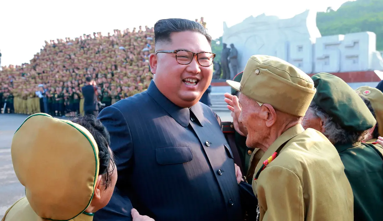 Kim Jong-un saat bertemu veteran perang pada acara Konferensi Veteran Perang Nasional ke-5 di Pyongyang (27/7). KCNA kembali merilis aktivitas Kim Jong-un saat acara menghormati para veteran yang sudah berjuang di medan perang. (KCNA Via KNS/AFP)
