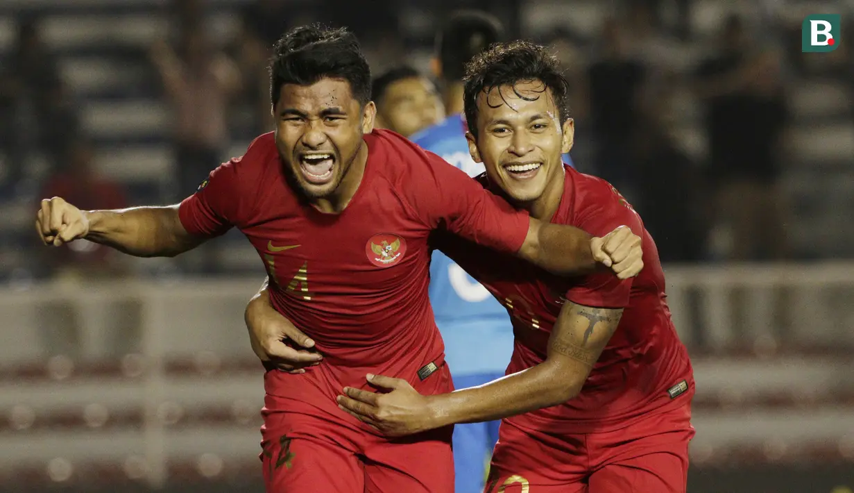 Asnawi Mangkualam (kiri) sukses mengantarkan tim sepak bola Sumsel di peringkat kedua Cabor sepak bola PON Jabar 2016. Bakatnya yang mampu bermain di segala posisi membuat Shin Tae Yong memasukkannya ke dalam daftar skuat Timnas Indonesia saat ini. (Bola.com/M. Iqbal Ichsan)