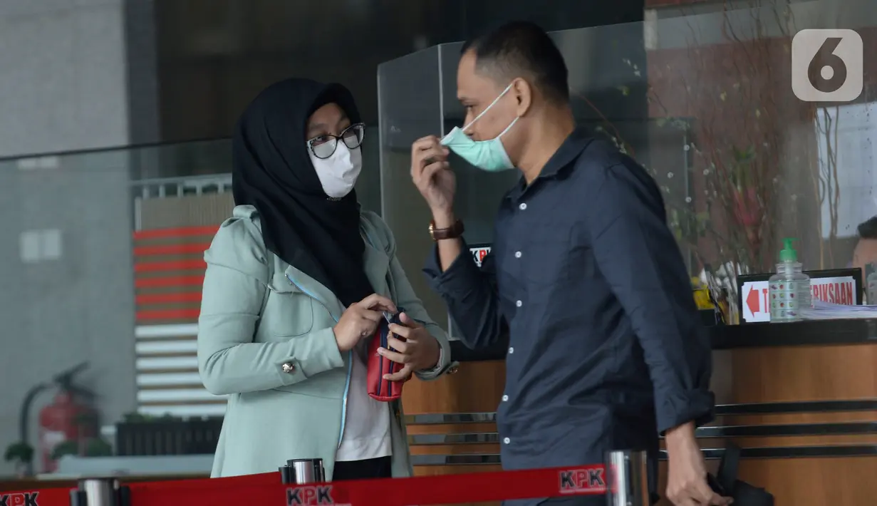 Ketua Unit Layanan Pengadaan Bakamla, Leni Marlena (kiri) usai menjalani pemeriksaan oleh penyidik di Gedung KPK, Jakarta, Kamis (11/06/2020). Leni Marlena diperiksa sebagai tersangka terkait kasus di Badan Keamanan Laut (Bakamla) RI Tahun 2016. (merdeka.com/Dwi Narwoko)