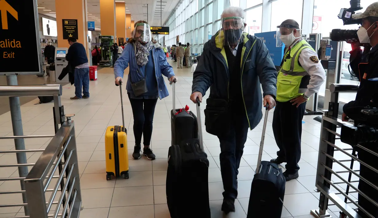 Penumpang tiba di Bandara Internasional Jorge Chavez di Callao, Peru, Senin (5/10/2020). Setelah penerbangan internasional dihentikan pada Maret karena COVID-19, bandara terbesar Peru melanjutkan penerbangan ke Kolombia, Ekuador, Panama, Paraguay, Uruguay, Bolivia, dan Chili. (AP Photo/Martin Mejia)