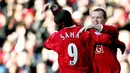 Louis Saha (kiri) merupakan salah satu pemain Manchester United yang menggunakan jersey bernomor Sembilan di Skuat Setan Merah dari tahun 2004 hingga 2008.  (AFP/Paul Ellis)
