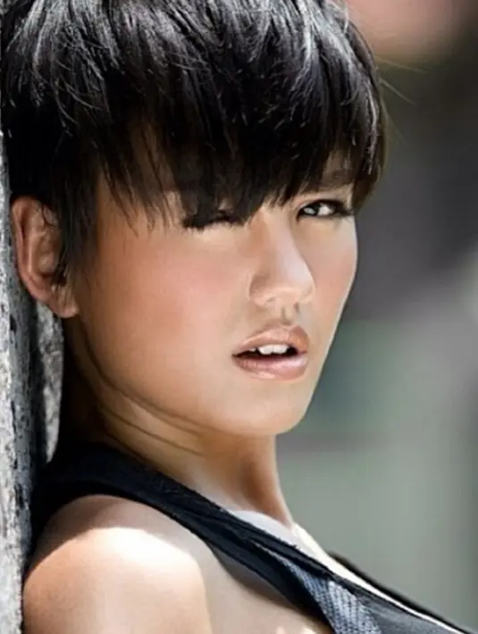 Tak melulu panjang, penyanyi Agnes Monica atau lebih dikenal dengan Agnez Mo juga pernah tampil tomboy dengan mencukur pendek rambutnya. (Instagram/agnesmonicazone)