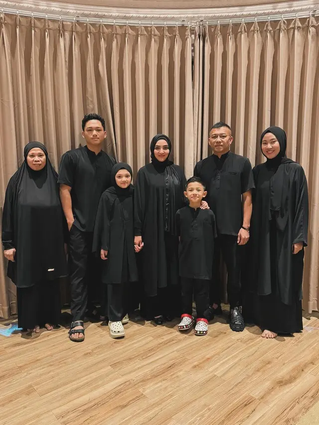 Potret Keluarga The Hermansyah Umroh Bareng, Lebaran Pertama di Tanah Suci