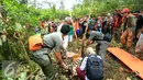 Petugas dibantu warga mengevakuasi Harimau Sumatera di Taman Nasional Batang Gadis, Desa Batu Madingding, Kecamatan Muara Soma Kabuten Mandailing Natal, Sumatera (26/11). Proses evakuasi Harimau Sumatera berlangsung sekitar satu jam. (Ori Kakigunung)