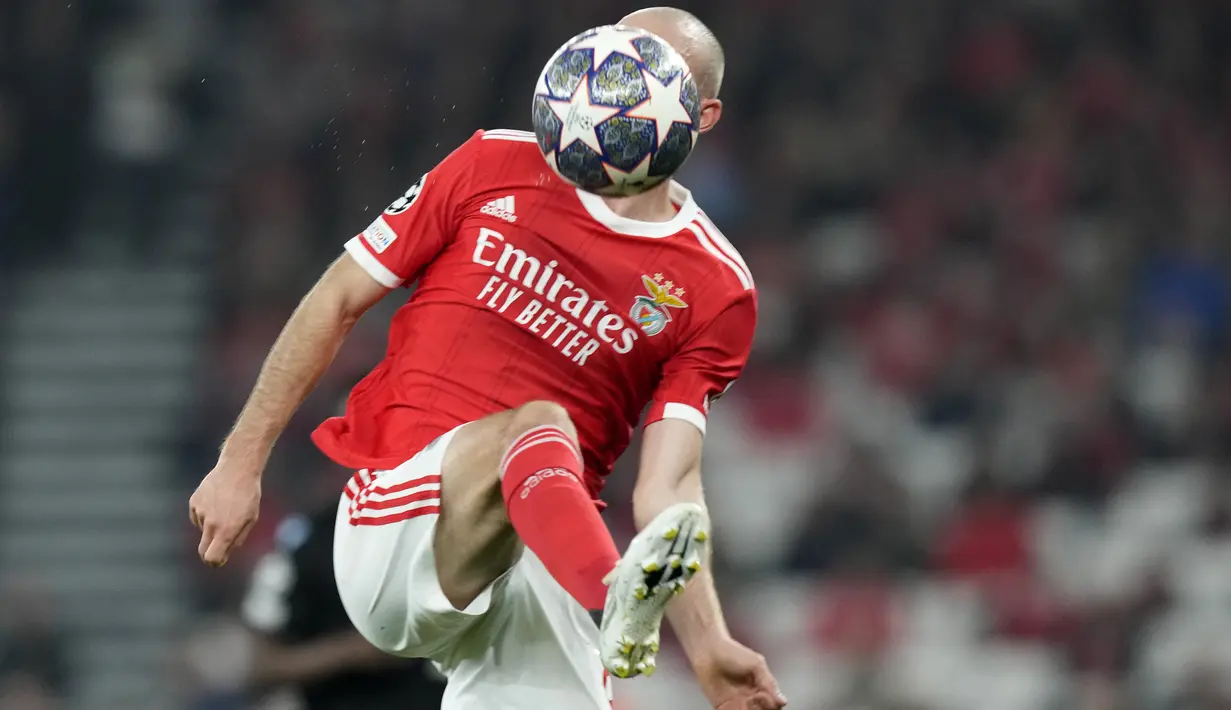 Pemain Benfica, Fredrik Aursne mengontrol bola saat bertandig melawan Club Brugge selama pertandingan babak 16 besar Liga Champions di stadion Luz di Lisbon, Portugal, Rabu (8/3/2023). Benfica menang telak atas Club Brugge 5-1 dengan agregat 7-1 sekaligus memastikan mereka lolos ke perempatfinal Liga Champions. (AP Photo/Armando Franca)