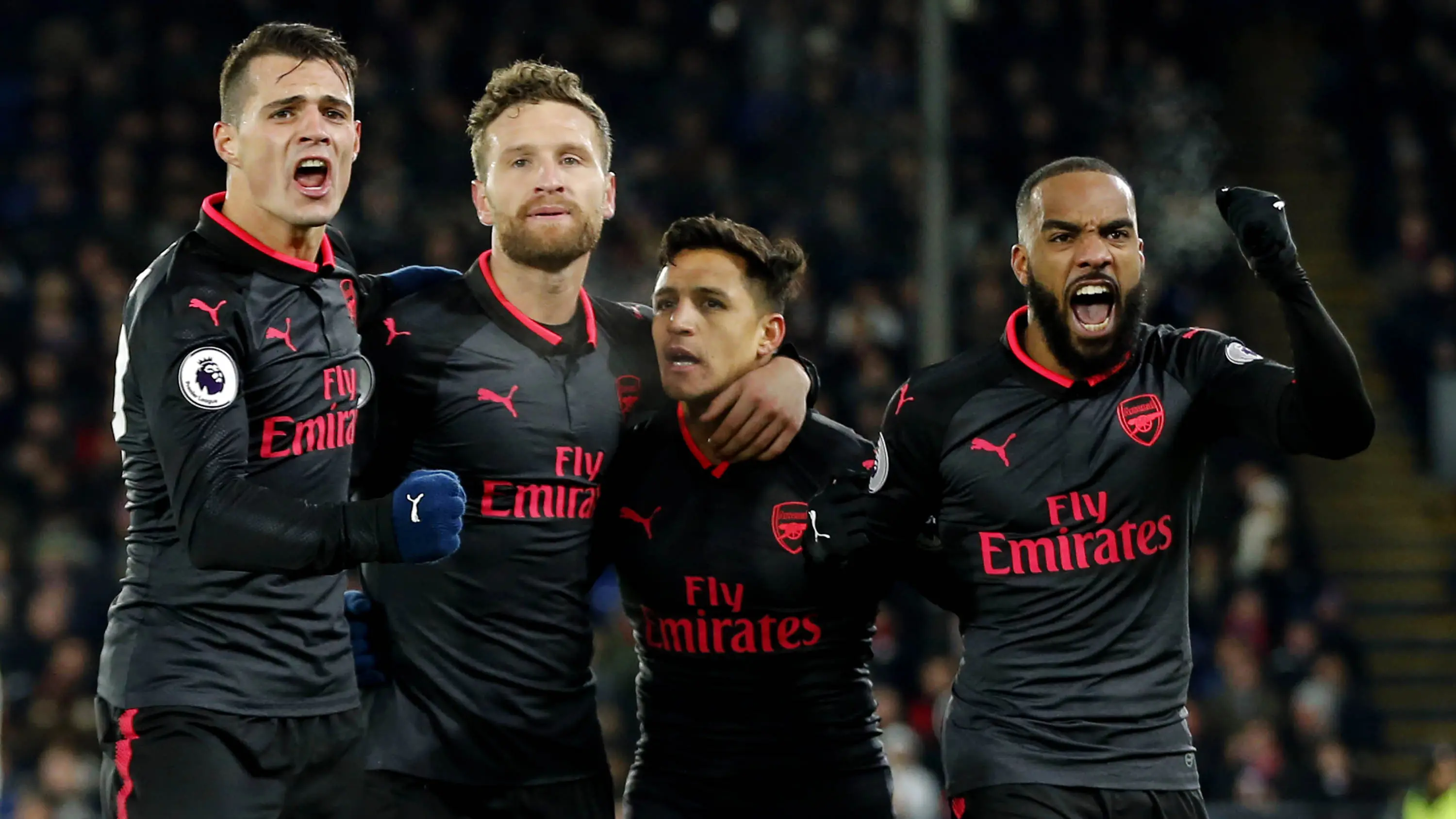 Para pemain Arsenal merayakan gol yang dicetak oleh Alexis Sanchez ke gawang Crystal Palace pada laga Premier League di Stadion Selhurst Park, Jumat (29/12/2017). Arsenal menang 3-2 atas Crystal Palace. (AP/Alastair Grant)