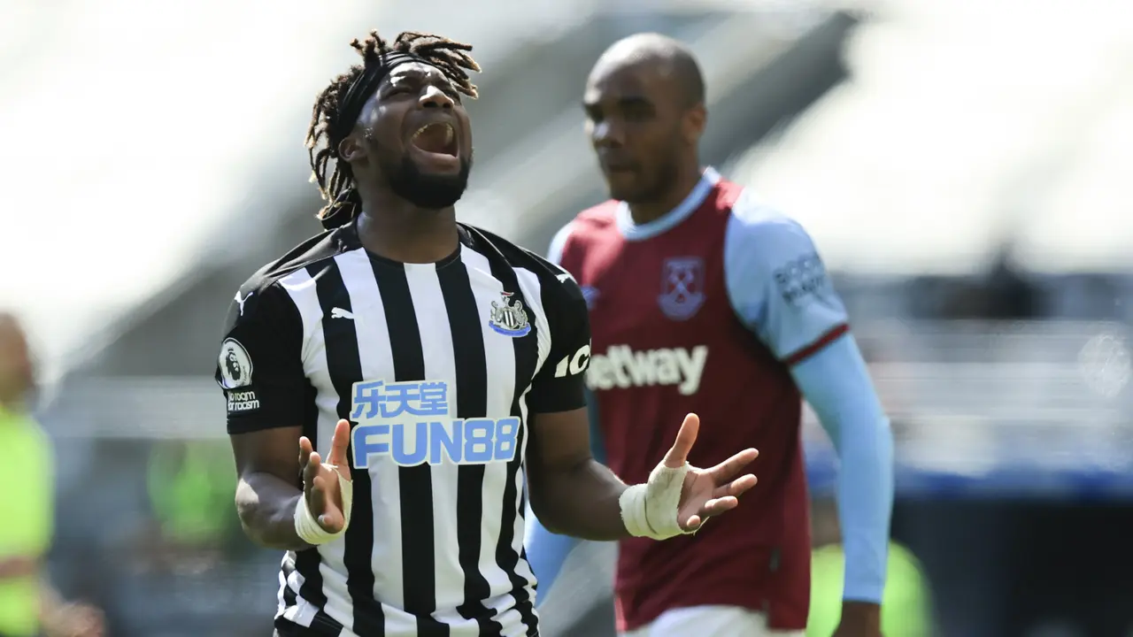 FOTO: West Ham Terpeleset, Tumbang 2-3 dari Newcastle United - Allan Saint-Maximin