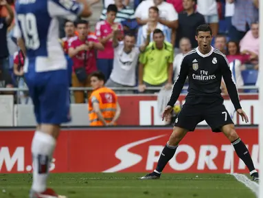 Penyerang Real Madrid, Cristiano Ronaldo melakukan selebrasi usai mencetak gol ke gawang Espanyol pada laga Liga Spanyol di Stadion Power8, Senin (18/5/2015). Real Madrid menang 4-1 atas Espanyol. (Reuters/Albert Gea)