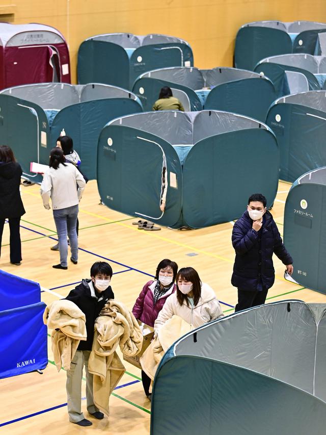 Gempa Fukushima Jepang Magnitudo 7,3 Merusak Jalur Kereta ...