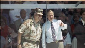 Setelah Perang Irak: Jenderal Norman Schwarzkopf dan Presiden George HW Bush menyaksikan Pawai Kemenangan Nasional di Washington pada 8 Juni 1991 (dok. Ron Edmonds/AP)
