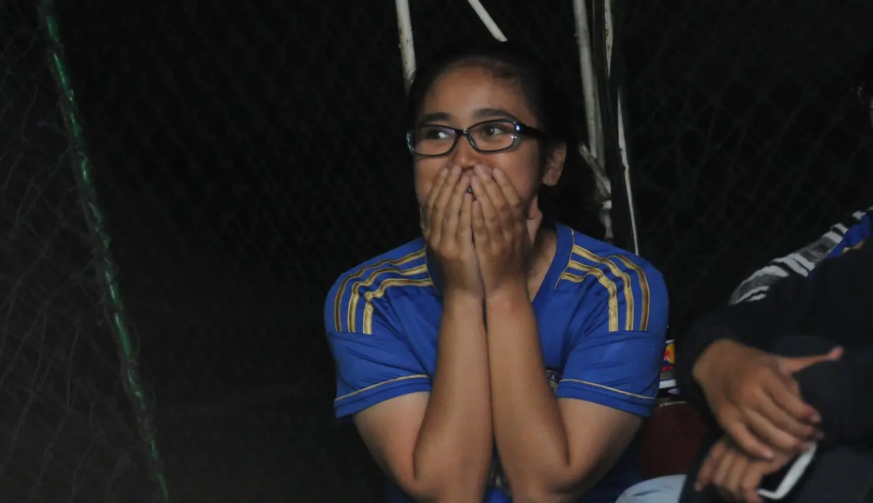 Ekspresi salah satu supporter klub Chelsea saat mengikuti acara Nonton Bola Seru Arsenal vs Chelsea di Andik Futsal, Depok, Jawa Barat, Minggu (26/4/2015). Kedua tim bermain imbang 0-0. (Liputan6.com/Helmi Fithriansyah)