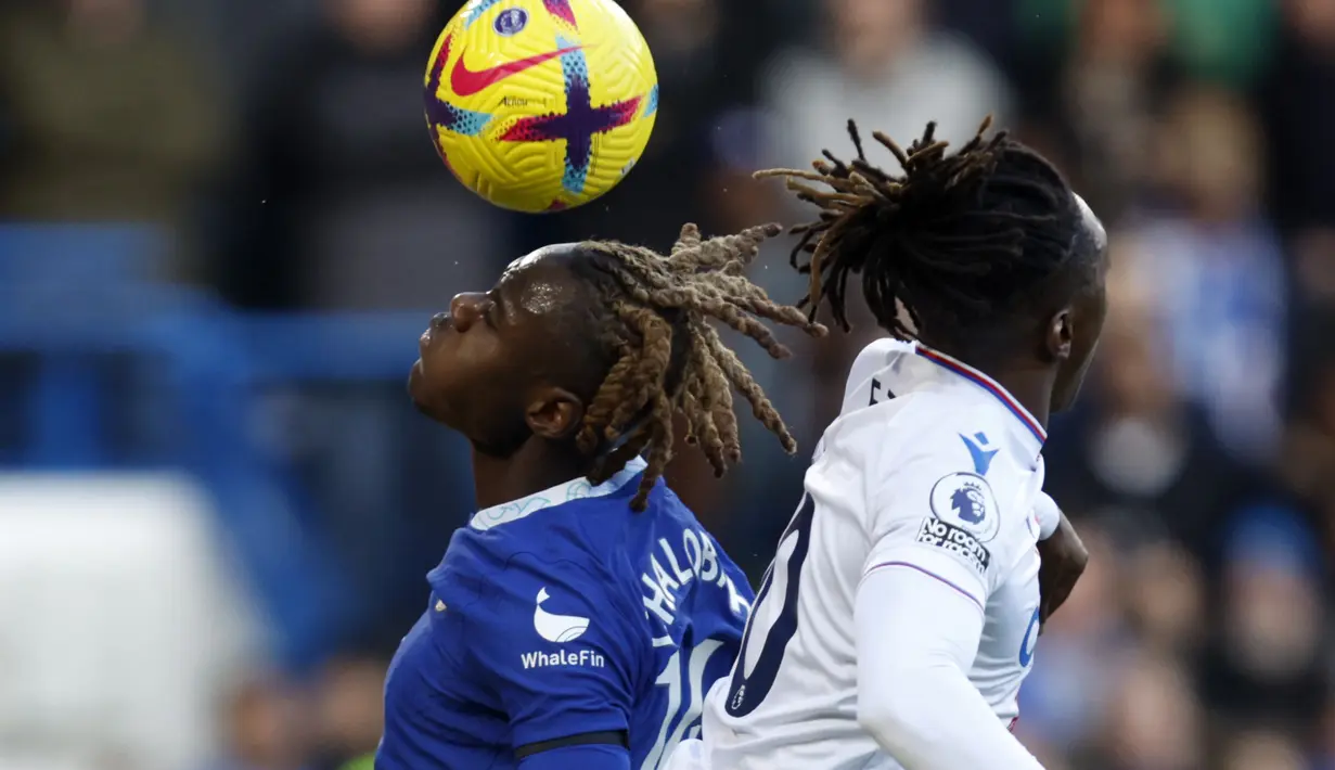 Bek Chelsea, Trevoh Chalobah berebut bola udara dengan pemain Crystal Palace, Eberechi Eze pada pertandingan lanjutan Liga Inggris di Stadion Stamford Bridge di London, Minggu (15/1/2023). Chelsea menang tipis atas Crystal Palace dengan skor 1-0. (AP Photo/David Cliff)