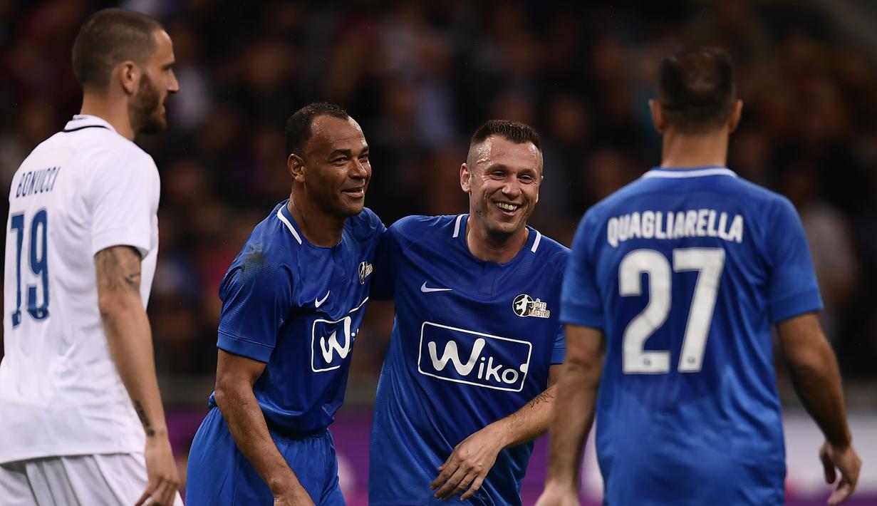 Legenda sepak bola Brasil, Marcos Cafu bersama Antonio Cassano usai mencetak gol selama pertandingan perpisahan Andrea Pirlo, di Stadion Milan San Siro, Italia, (21/5). (AFP Photo / Marco Bertorello)