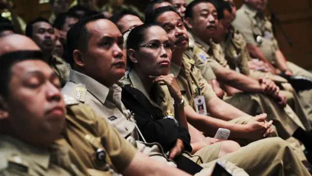 Pemberian tunjangan dan gaji fantastis kepada para Pegawai Negeri Sipil yang telah dikumandangkan oleh pemerintah DKI Jakarta banyak menuai reaksi dari sejumlah masyarakat.