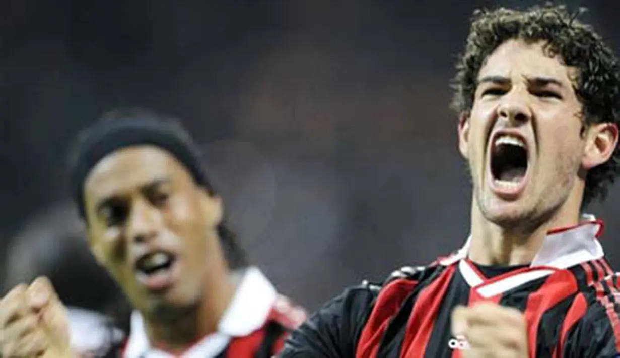 Luapan kegembiraan striker AC Milan asal Brasil, Alexandre Pato seusai menjebol gawang AS Roma dalam lanjutan Liga Serie A Italia yang berlangsung di San Siro, 18 Oktober 2009. AFP PHOTO / Damien Meyer 