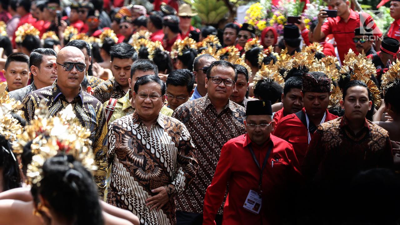 Tawa dan Hormat Prabowo Saat Hadiri Kongres PDIP