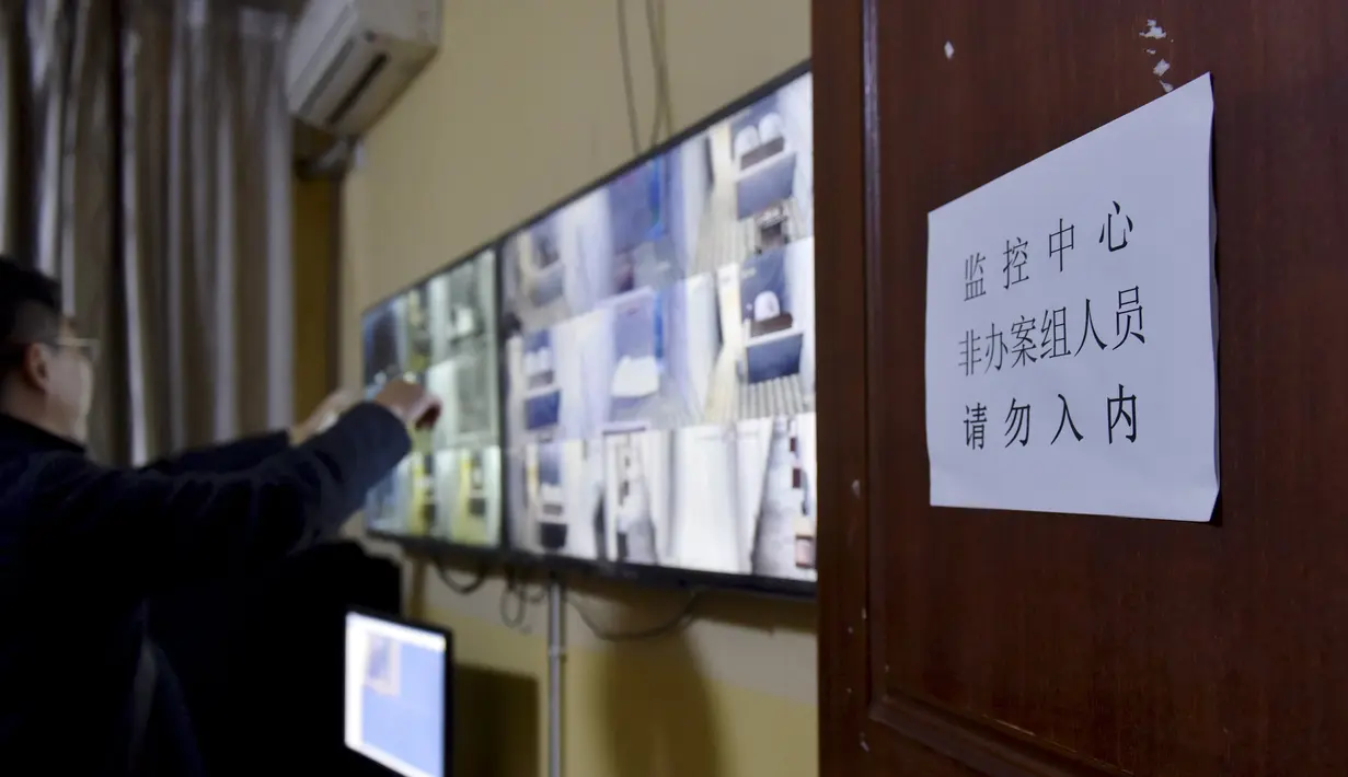 Petugas mengamati kamar tahanan melalui monitor di Chengdu, China, 10 Desember 2015. Penjara khusus para terduga koruptor ini didesain dengan ditambah busa pada setiap dinding untuk memberi kenyamanan dan mencegah tahanan bunuh diri. (REUTERS)