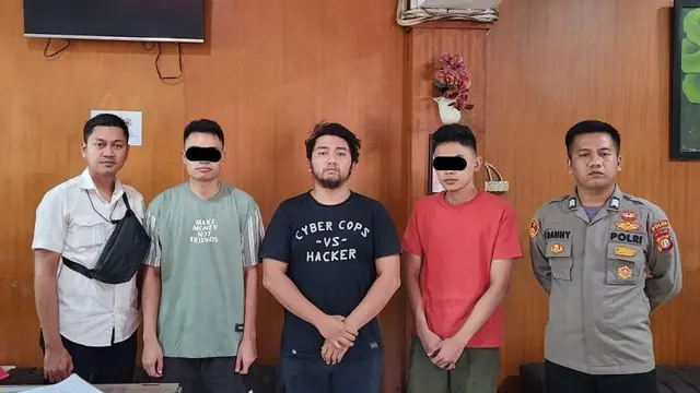 Tersangka penggunaan akun palsu.