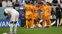 Pemain Belanda merayakan gol pertama timnya ke gawang Qatar yang dicetak oleh Cody Gakpo saat matchday ketiga Grup A Piala Dunia 2022 di Stadion Al Bayt, Selasa (29/11/2022). (AP/Lee Jin-man)