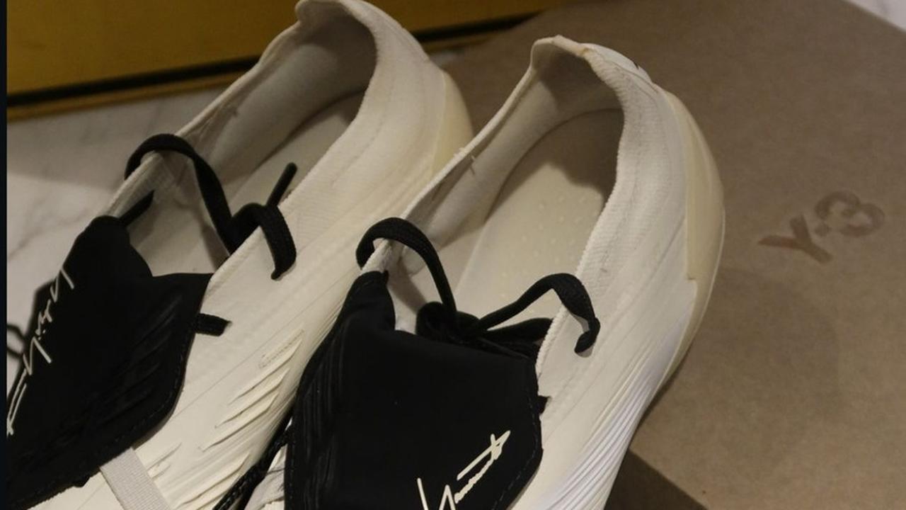 Menerima Hadiah Sepatu Berwarna Putih