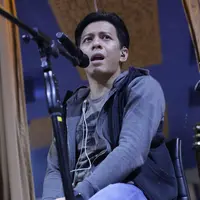 Ariel NOAH melakukan latihan persiapan HUT SCTV ke-25 di studio Pojur di kawasan Pancoran, Jakarta Selatan, Senin (10/8/2015). (Ruben Silitonga/Bintang.com)