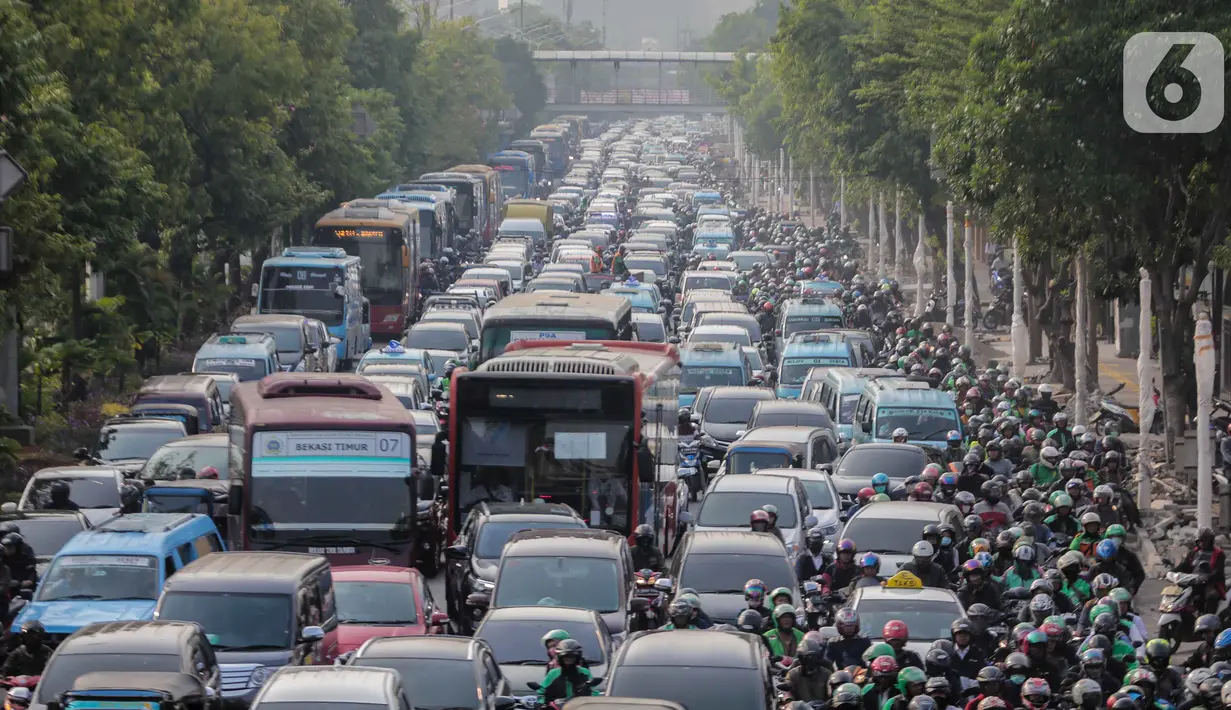 Suasana salah satu ruas jalan di kawasan Kramat Raya, Jakarta Pusat,  yang macet, Senin (28/10/2019). Kemacetan tersebut disebabkan adanya upacara yang digelar di Museum Sumpah Pemuda. (Liputan6.com/Faizal Fanani)