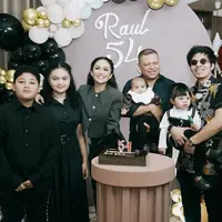Foto momen perayaan ulang tahun Raul Lemos yang ke-54 tahun (Sumber: Instagram/attahalilintar)