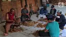 Sejumlah pekerja memotong kulit sapi di di rumah produksi kerupuk kulit rumahan di Katulampa, Bogor, Jawa Barat, Sabtu (17/9/2022). Penyaluran kredit usaha rakyat (KUR) makin membesar tahun depan.  Pemerintah akan menaikkan target penyaluran KUR menjadi Rp 460 triliun di 2023. (Liputan6.com/Angga Yuniar)