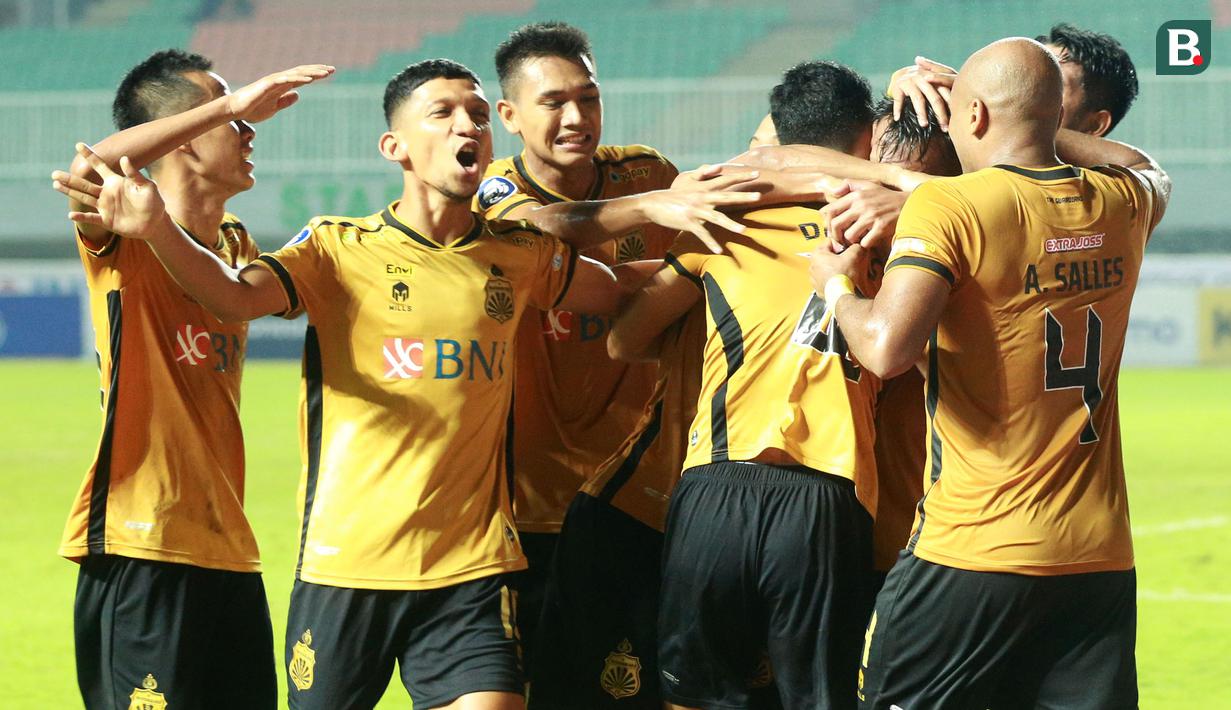 Para pemain Bhayangkara FC merayakan gol ke gawang Persikabo 1973 yang dicetak Muhammad Hargianto pada laga pekan ke-6 BRI Liga 1 2022/2023 antara Persikabo 1973 melawan Bhayangkara FC di Stadion Pakansari, Bogor, Selasa (23/8/2022) malam WIB. (Bola.com/M Iqbal Ichsan)