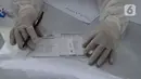 Petugas medis mengambil sampel darah warga saat mengikuti rapid tes Covid-19  di Bundaran HI, Jakarta, Selasa (26/5/2020). Rapid test massal tersebut diberikan secara gratis kepada 500 orang yang melintas atau beraktivitas di Bundaran HI guna mendeteksi COVID-19. (merdeka.com/Imam Buhori)