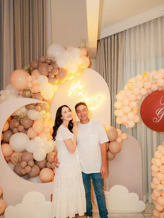 Tampak Pamela Bowie yang begitu anggun dibalut midi dress berwarna putih sederhana. Wajahnya dipulas dengan makeup natural, sementara rambutnya dibiarkan tergerai.  [@pammybowie]