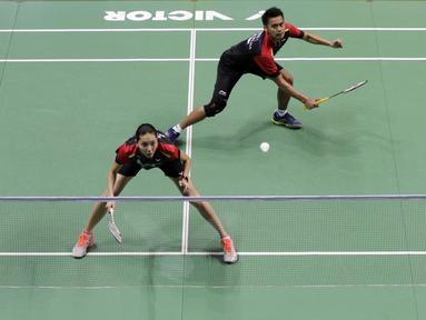 Pasangan PB Djarum, Tontowi Ahmad dan Gloria Emanuelle, pada laga Kejurnas PBSI di Britama Arena, Jakarta, Rabu (19/12). Bintang Bulutangkis Indonesia beradu aksi dengan membela klub nya masing-masing. (Bola.com/M Iqbal Ichsan)
