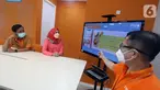Agen FWD Insurance memberi penjelasan kepada nasabah di kantor pemasaran baru di Soho Capital, Jakarta (21/11/2021). FWD Insurance terus berkomitmen untuk terus membangun tenaga-tenaga agen asuransi melalui lingkungan kerja yang kolaboratif dan pelatihan terdepan. (Liputan6.com/HO/FWD) 