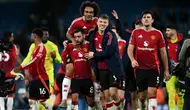 Pemain Manchester United, Bruno Fernandes (kedua kiri) bersama Joshua Zirkzee (tengah) dan Rasmus Hojlund (kedua kanan) melakukan selebrasi usai pertandingan sepak bola Liga Premier Inggris melawan Manchester City di Stadion Etihad, Manchester, Inggris, pada 15 Desember 2024. (Paul ELLIS/AFP)
