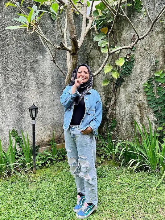 OOTD denim on denim juga tak kalah menarik untuk dicoba, seperti outfit Tantri Kotak satu ini. (Instagram/tantrisyalindri).