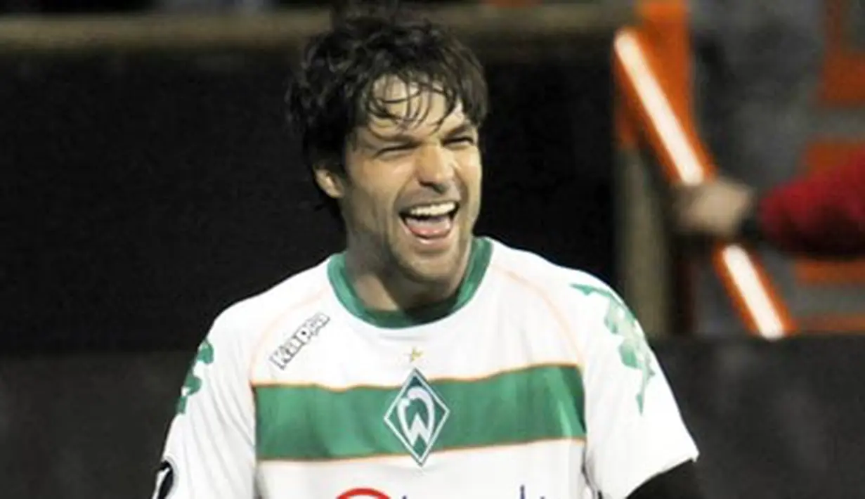 Werder Bremen's Brazilian midfielder Diego celebrates scoring during the UEFA Cup quarter-final football match vs Udinese Calcio (Italy) at the Weser Stadium in Bremen on April 9 2009. AFP PHOTO DDP / DAVID HECKER