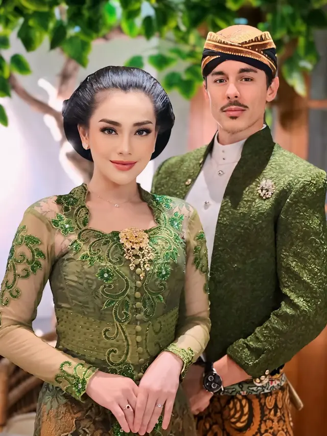 7 Potret Celine Evangelista Pakai Sanggul dan Berkebaya di Ultah Putri Solo