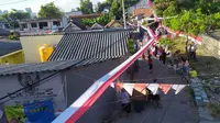 Kain bendera merah putih sepanjang 1.300 meter dibentangkan mengelilingi kampung di Surabaya, Jawa Timur. (Foto: Liputan6.com/Dian Kurniawan)