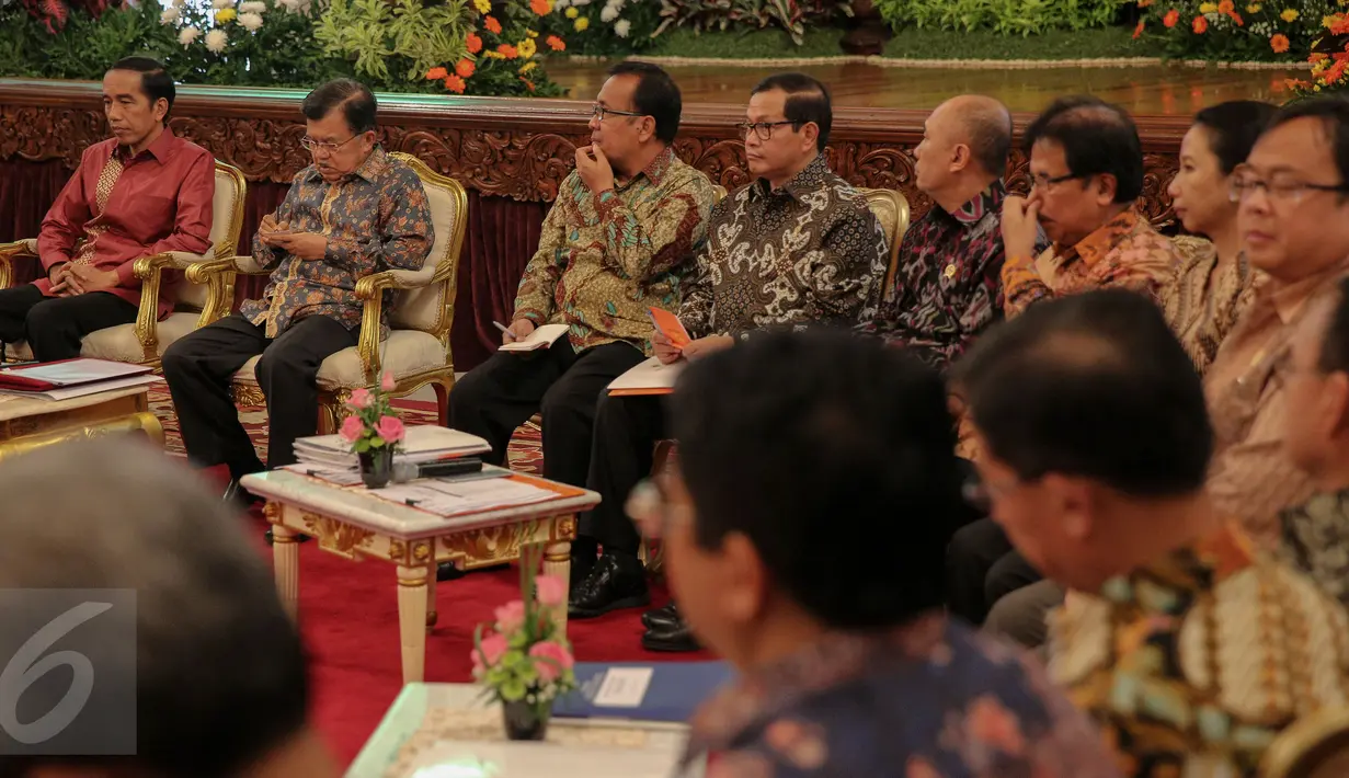 Jokowi (kiri) dan Jusuf Kalla (kedua kiri) saat menghadiri raker dengan Gubernur dan Bupati/Walikota di Istana Negara, Jakarta, Rabu (21/10/2015). Raker membahas Pilkada Langsung 2015, serapan anggaran di daerah dan dana desa. (Liputan6.com/Faizal Fanani)