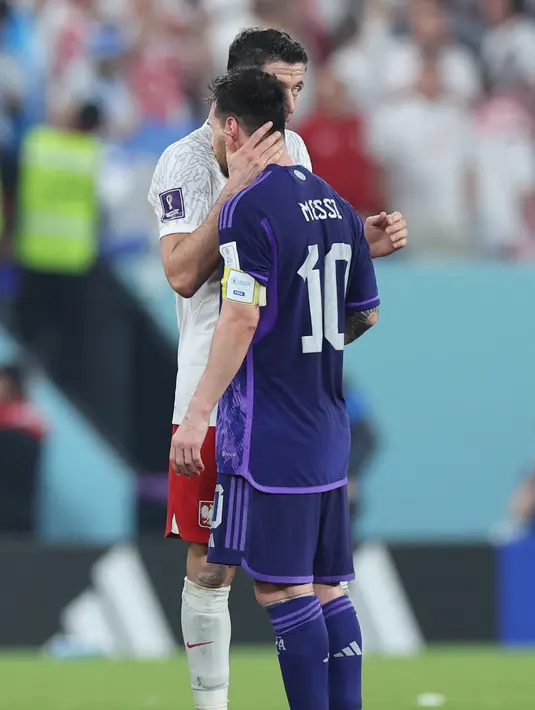 Penyerang Polandia #09 Robert Lewandowski dan penyerang #10 Argentina Lionel Messi saling menyapa pada akhir matchday pamungkas Grup C Piala Dunia 2022 di 974 Stadium, Kamis (1/12/2022) dini hari WIB. Selama beberapa saat, Lionel Messi dan Robert Lewandowski terlihat sedang memperbincangkan sesuatu. (Giuseppe CACACE / AFP)