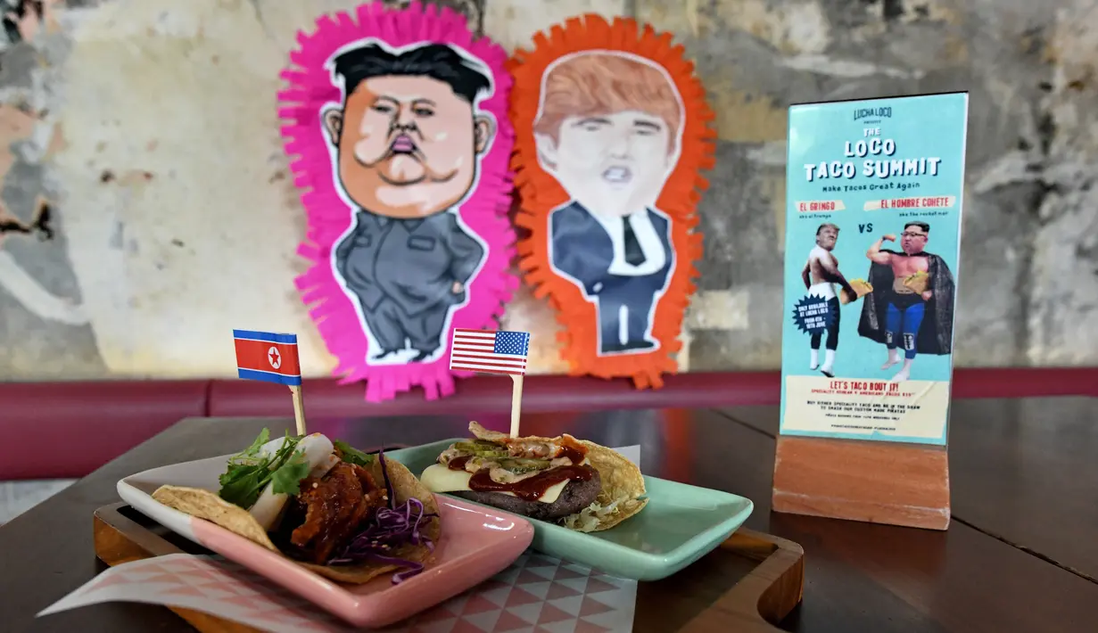 Makanan taco bernama El Trumpo (kanan) dan Rocket Man dihidangkan restoran Lucha Loco  di Singapura, 7 Juni 2018. Makanan itu memanfaatkan momentum pertemuan Donald Trump dan Pemimpin Korea Utara Kim Jong-un di Singapura 12 Juni nanti. (AFP/ROSLAN RAHMAN)