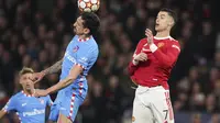 Penyerang Manchester United, Cristiano Ronaldo berebut bola udara dengan bek Atletico Madrid, Stefan Savic pada pertandingan leg kedua babak 16 besar Liga Champions di Old Trafford, Inggris, Rabu (16/3/2022). Atletico Madrid menang atas MU 1-0. (AP Photo/Dave Thompson)