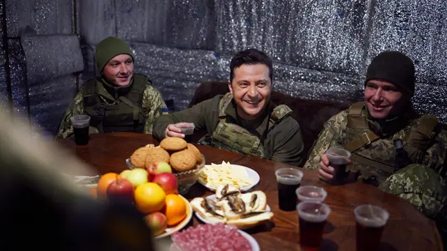Presiden Volodymyr Zelensky bertemu dengan tentara Ukraina di Donetsk pada 17 Februari 2022.  (Ukrainian Presidential Press Office via AP)