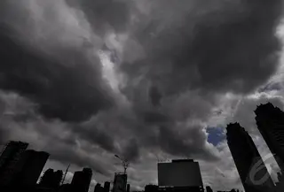 Cuaca mendung terlihat dari ketinggian Tanah Abang, Jakarta. Foto diambil pada Minggu (4/1/2015). (Liputan6.com/Miftahul Hayat)