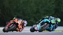 Pembalap KTM, Brad Binder dan Pembalap Petronas Yamaha, Franco Morbidelli, saat beraksi pada balapan MotoGP Republik Ceska di Sirkuit Brno, Minggu (9/8/2020). Brad Binder menjadi yang tercepat dengan catatan waktu 41 menit 38,764 detik. (AFP/Joe Klamar)