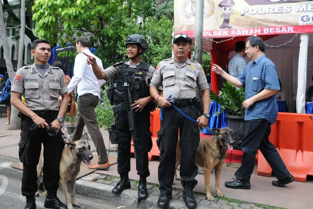 20161224- Polisi Jaga Ketat Gereja Katedral-Jakarta- Helmi Afandi