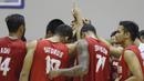 Timnas basket Indonesia merayakan kemenangan atas India pada final Invitation Tournament Asian Games 2018 di GBK Hall Basket, Jakarta. Indonesia menang 78-68. (Bola.com/Peksi Cahyo)