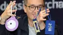 Direktur Merchandise Inasgoc, Mochtar Sarman menunjukkan beberapa produk UMKM berlisensi Asian Games 2018 di Jakarta, Rabu (30/5). Beberapa produk berlisensi Asian Games 2018 mulai diperkenalkan. (Liputan6.com/Helmi Fithriansyah)