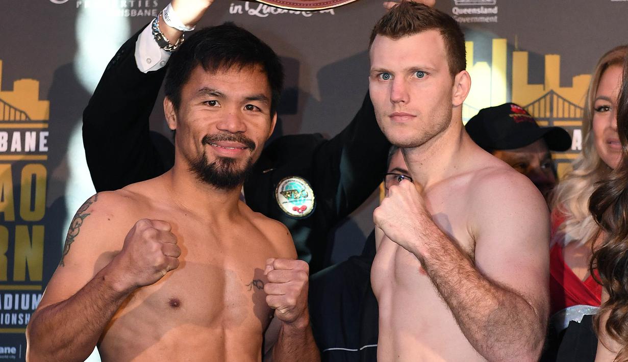 Petinju Manny Pacquiao dan penantangnya, Jeff Horn, berpose usai melakukan penimbangan berat badan di Brisbane, Australia, (1/7/ 2017). Keduanya akan bertarung memperebutkan sabuk juara kelas welter versi WBO. (EPA/Dave Hunt)